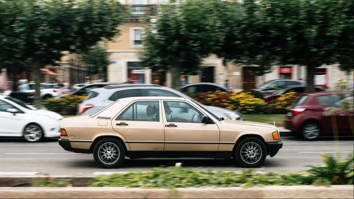La venta de coches viejos y baratos se dispara como alternativa al transporte público