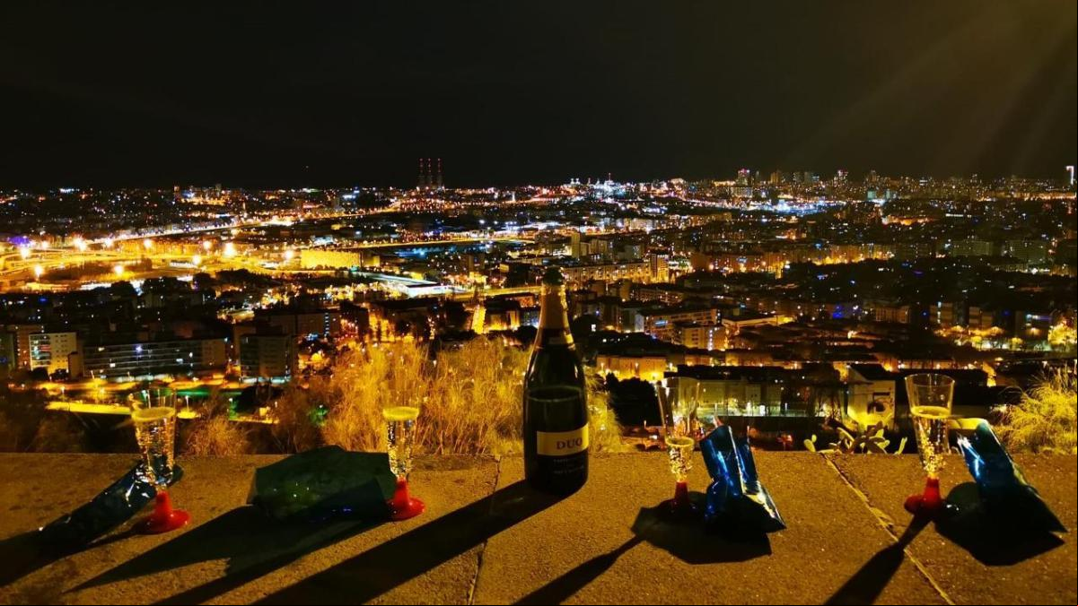 Brindis en el mirador de Torre Baró