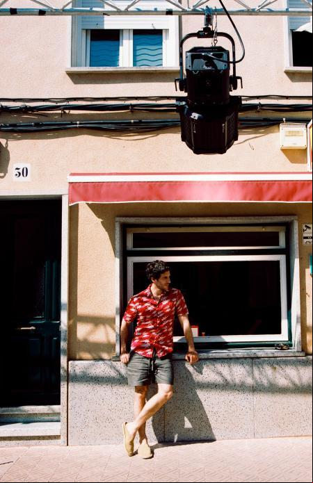 El actor Quim Gutiérrez, en un bar de Sant Climent con la misma camisa que llevó en el spot ‘Vale’ del 2015
