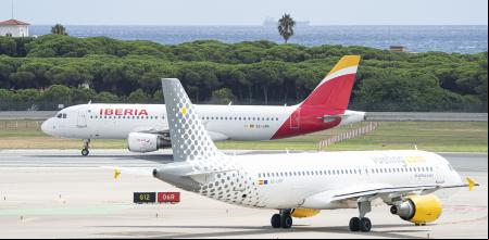 Un avion de Iberia con uno de Vueling en la pista de el aeropuerto Josep Tarradellas - El Prat. El Prat de Llobregat, 6 de Septiembre de 2024
