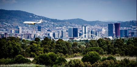 foto XAVIER CERVERA 16/06/2024 aviones (vueling) apunto d aterrizar sobrevolando la ricarda PN llobregat aeropuerto de el prat de llobregat BCN con aviones de vueling, air europa, level (y montjuic o collserola al fondo) barcelona