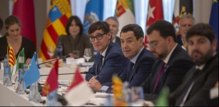 El presidente de la Generalitat de Catalunya, Salvador Illa, y el El presidente de la Junta de Andalucía, Juanma Moreno, durante la XXVIII Conferencia de Presidentes, en Palau de Pedralbes de Barcelona, a 6 de junio de 2025, en Barcelona, Catalunya (España). Durante la conferencia se abordarán los 16 puntos de la agenda, ampliada tras la inclusión de las demandas de las Comunidades Autónomas, que contemplan entre otros asuntos la reforma de la financiación autonómica, el control de fronteras, la política migratoria, el  a la vivienda, la situación energética y la reforma del Poder Judicial. Por primera vez, los presidentes autonómicos pueden intervenir en las lenguas cooficiales de sus territorios con traducción simultánea.