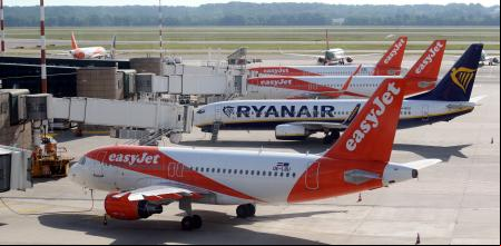 Milan (Italy), 15/06/2020.- Aircraft belonging to the airlines easyJet and Ryanair stand grounded next to gates at Terminal 1, which has now become fully operational again after more than three months of closure due to the ongoing pandemic of the COVID-19 disease caused by the SARS-CoV-2 coronavirus, at the Malpensa Airport in Milan, Italy, 15 June 2020. (Abierto, Italia) EFE/EPA/MATTEO BAZZI