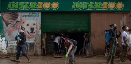 Varias personas trabajan en la limpieza de un comercio que se ha intentado saquear durante la noche, a 8 de noviembre de 2024, en Paiporta, Valencia, Comunidad Valenciana (España). Diez días después de la tragedia, los servicios de emergencia apuran hasta el límite la búsqueda de desaparecidos por la DANA en Valencia. El número de víctimas mortales se mantiene en 219 y los desaparecidos por el momento, son 78. Hoy, el Gobierno ha anunciado que el próximo Consejo de Ministros aprobará nuevas ayudas para los afectados de la DANA, que se van a poder devolver en cinco o siete años.