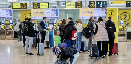 FOTO ALEX GARCIA MALETAS EQUIPAJE DE MANO FACTURACION VUELING AEROPUERTO DE EL PRAT TURISMO 2025/04/02