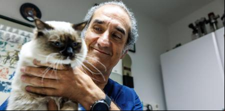 Manuel Lázaro, veterinario: “Hemos de buscar la pastilla del gato en Polonia cuando hay una eficaz en la farmacia de la esquina”