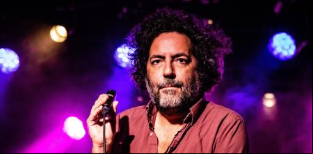Dan Bejar: “Cuando canto, escucho a Sinatra o a Serrat, aunque sé que no sueno como ellos”