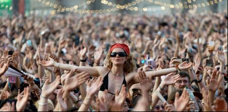 Sabrina Carpenter trae canciones y espectáculo al Primavera Sound