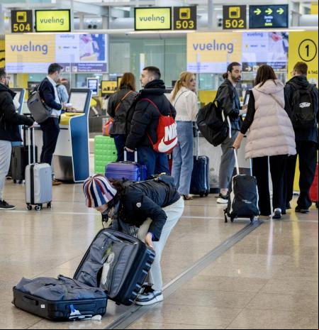 El apoyo europeo al cobro de la maleta de mano refuerza a las aerolíneas frente el Gobierno