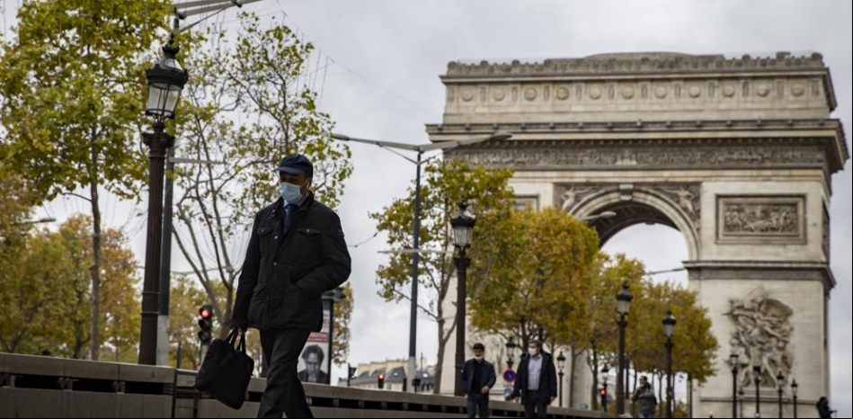 Francia endurece restricciones pero sortea de nuevo un confinamiento general