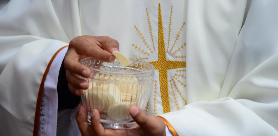 Un grupo de sacerdotes ortodoxos niega la comunión a los vacunados por llevar el ‘anticristo’