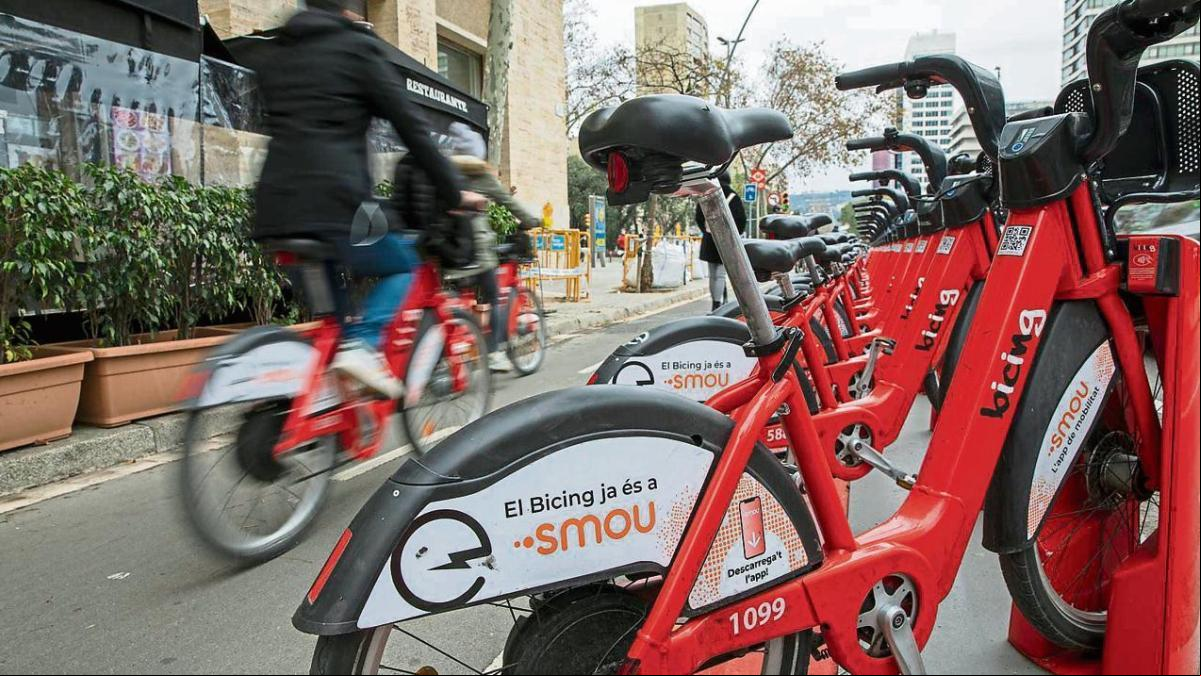 Ada Colau promete un año de Bicing gratuito a los barceloneses entre 16 y 20 años