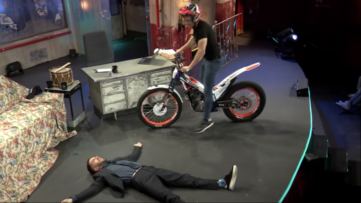 Toni Bou sube al escenario de La Resistencia con una moto y pasa por encima de David Broncano