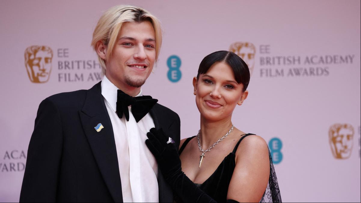 Millie Bobby Brown y su novio Jake, hijo de Jon Bon Jovi, posan juntos por primera vez en una alfombra roja
