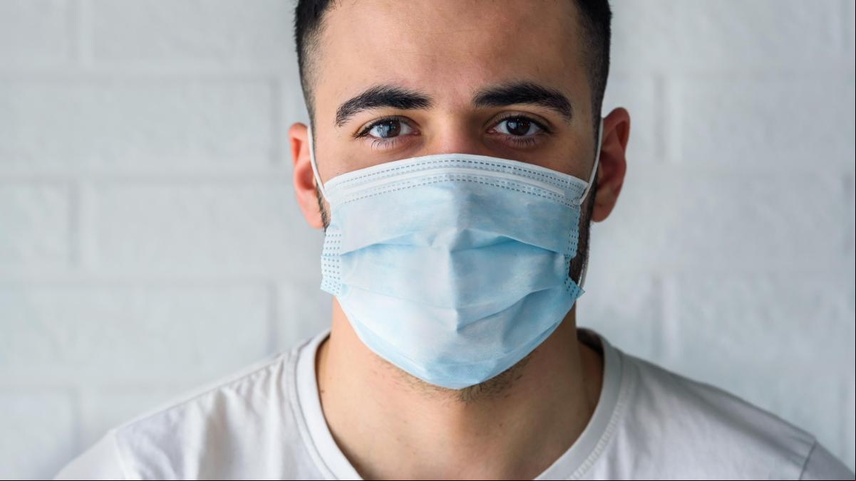 Las mascarillas quirúrgicas azules potencian el atractivo de los hombres