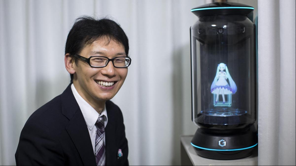 El japonés que enviudó de un holograma sigue enamorado de ella