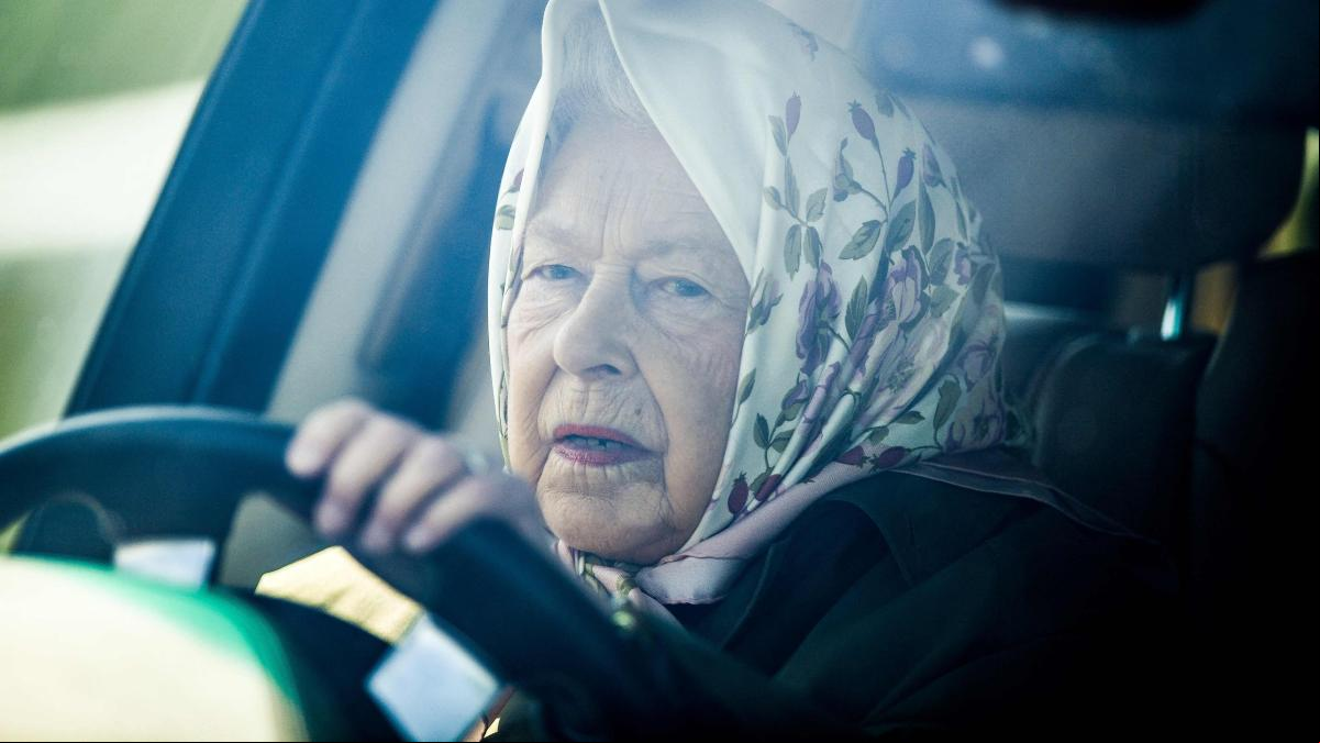 ¿Por qué la reina Isabel II de Inglaterra conducía coches sin tener el carnet?