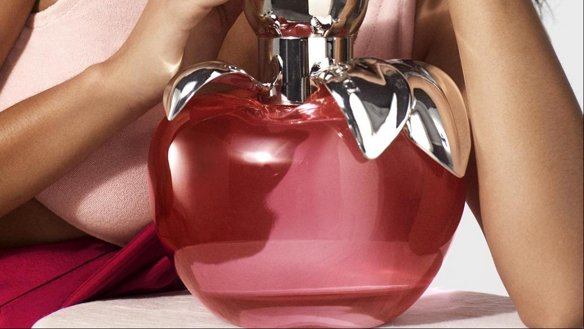 El perfume que hay que llevar para celebrar de lujo el día de la manzana