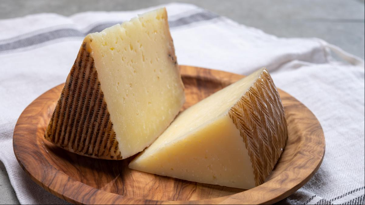 ¿Tapa o trampa? El origen de la expresión “darlas con queso”