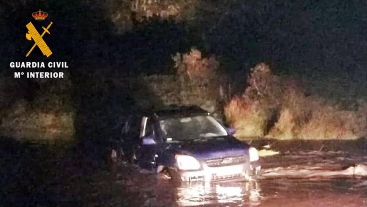 Rescatan en Jaén a dos vecinos que quedaron atrapados en un coche tras la crecida de un arroyo