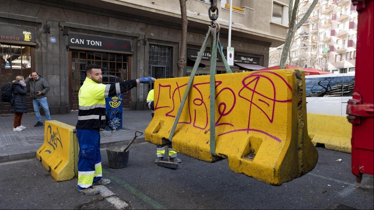 Barcelona mantiene hasta 1.131 terrazas de la covid y jubila por fin las barreras New Jersey