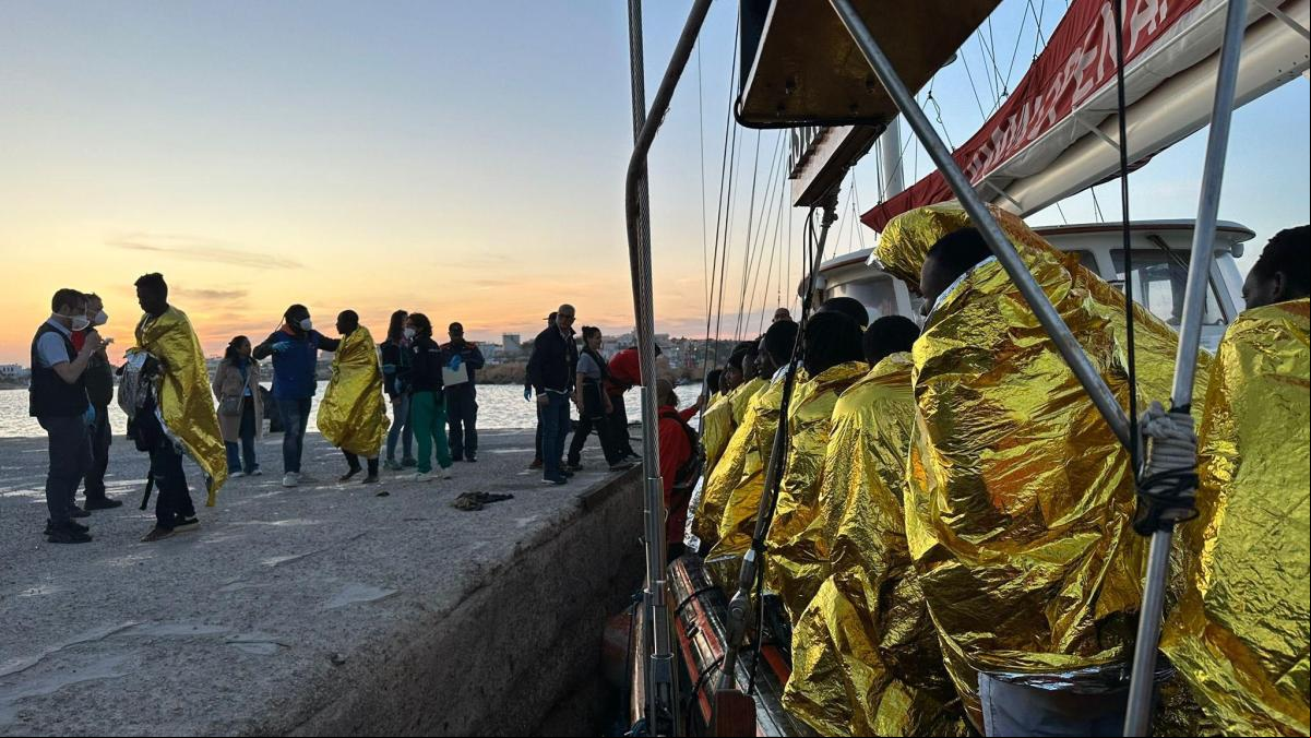 Saturado el centro de acogida de Lampedusa tras la llegada de 2.200 migrantes