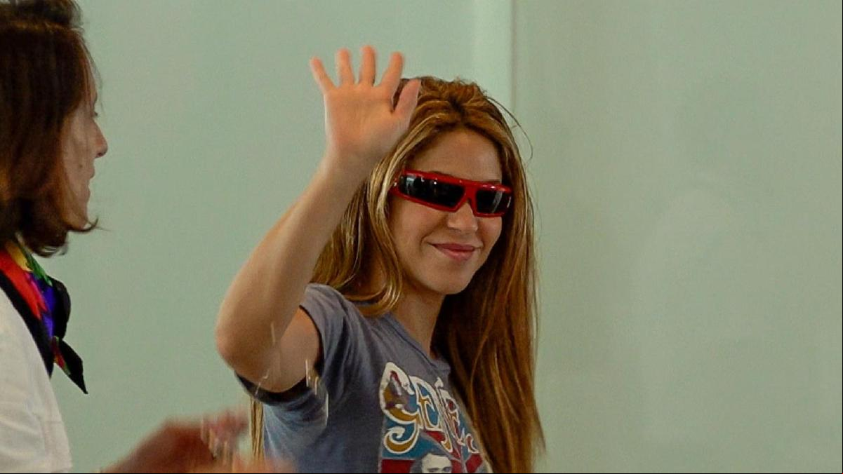 Shakira se marcha de Colombia celebrando el éxito de la operación de su padre
