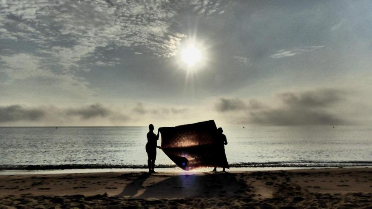 Los contraluces de las toallas en la playa de Pals