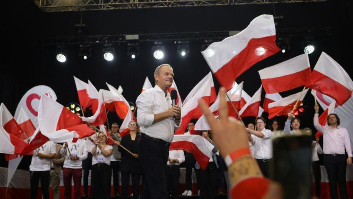 Polonia elige entre la derecha populista y el europeísmo centrista de Tusk