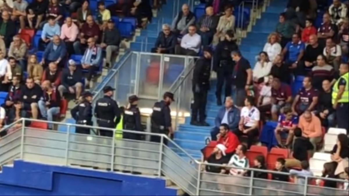 Polémica por la expulsión de un seguidor del Eibar que exhibió una bandera de Palestina
