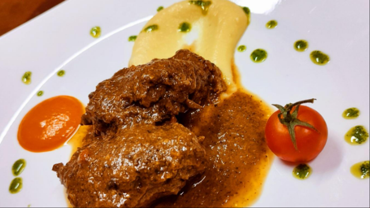 Aprende a cocinar una carrillada ibérica estofada con chutney de manzana