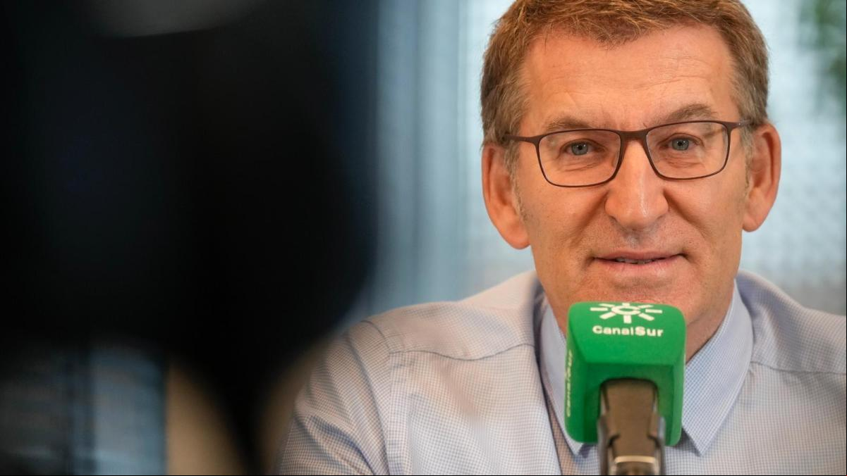 Feijóo critica a Sánchez por pasar de abrazar inmigrantes a dejarlos en la parada de autobús