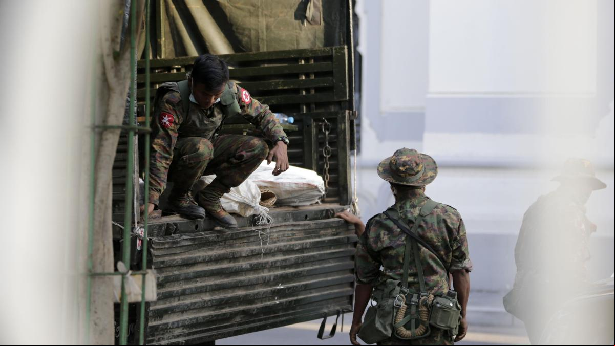 Una poderosa alianza de guerrillas se levanta en armas contra la junta militar de Birmania