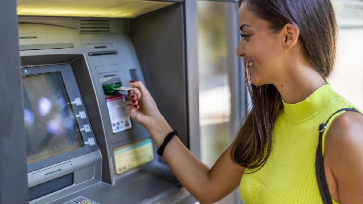 ¿Cómo evitar pasarse una hora buscando un cajero para sacar dinero gratis?