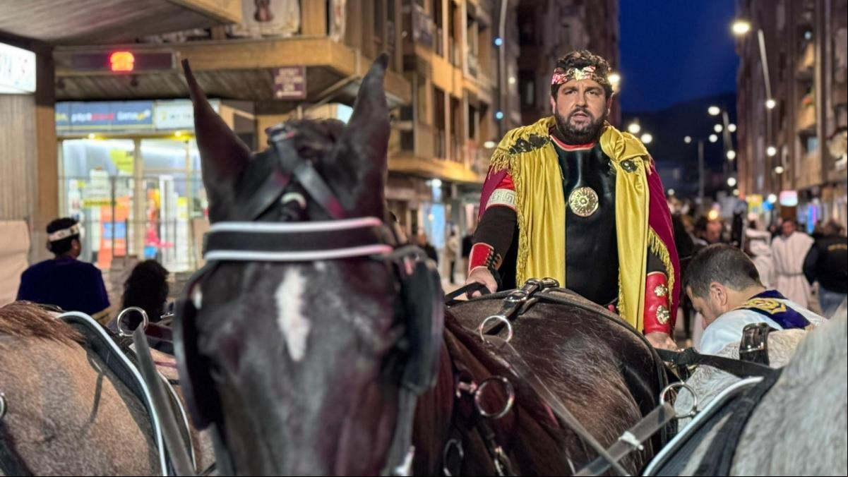 Fernando López Miras se transforma en el emperador Teodosio en la Semana Santa de Lorca y no deja indiferente a nadie
