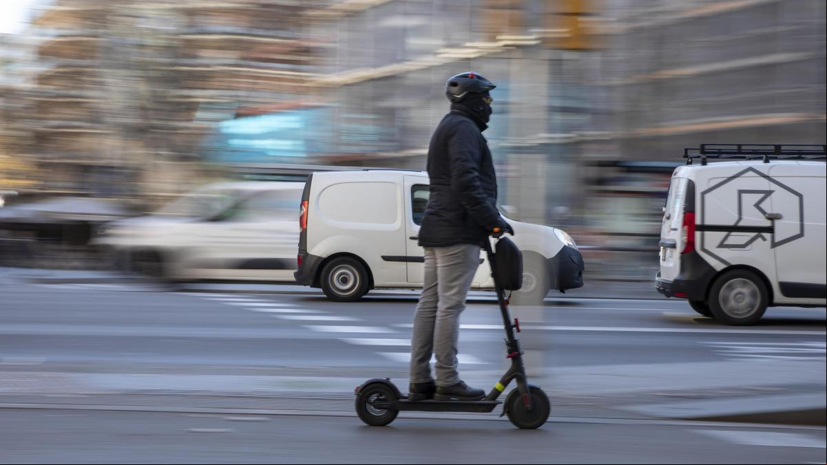 Motos, patinets i furgonetes de repartiment competeixen per l’espai