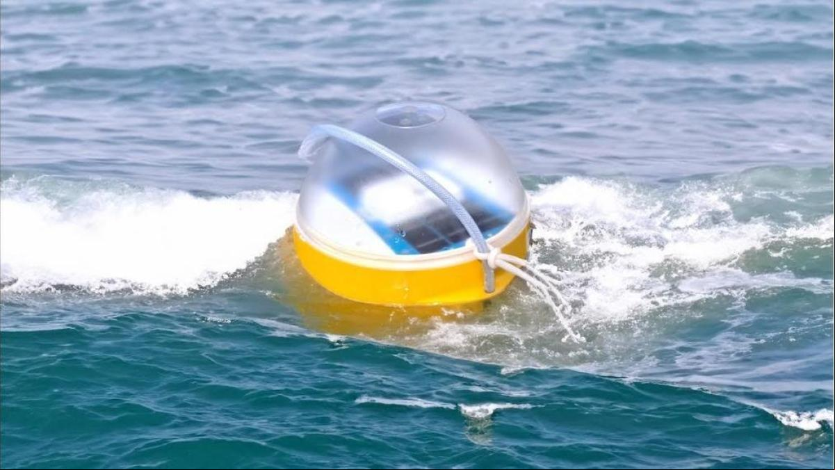 Un nuevo sistema de boyas inteligentes ayuda a la detección y limpieza de residuos en el mar