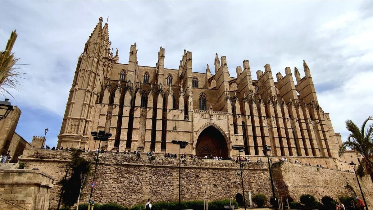 El corazón de Mallorca alberga una de las obras culmen del gótico catalán, cargada de restauraciones de lujo