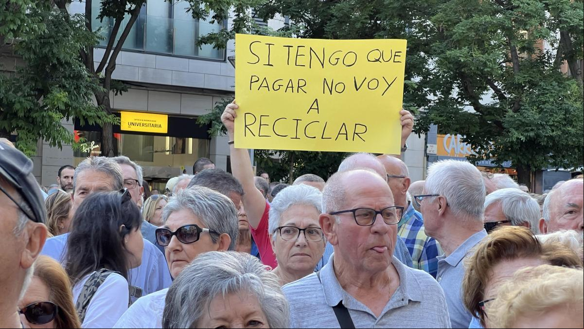 Más de un millar de personas protestan en Sabadell contra la nueva tasa comarcal de residuos