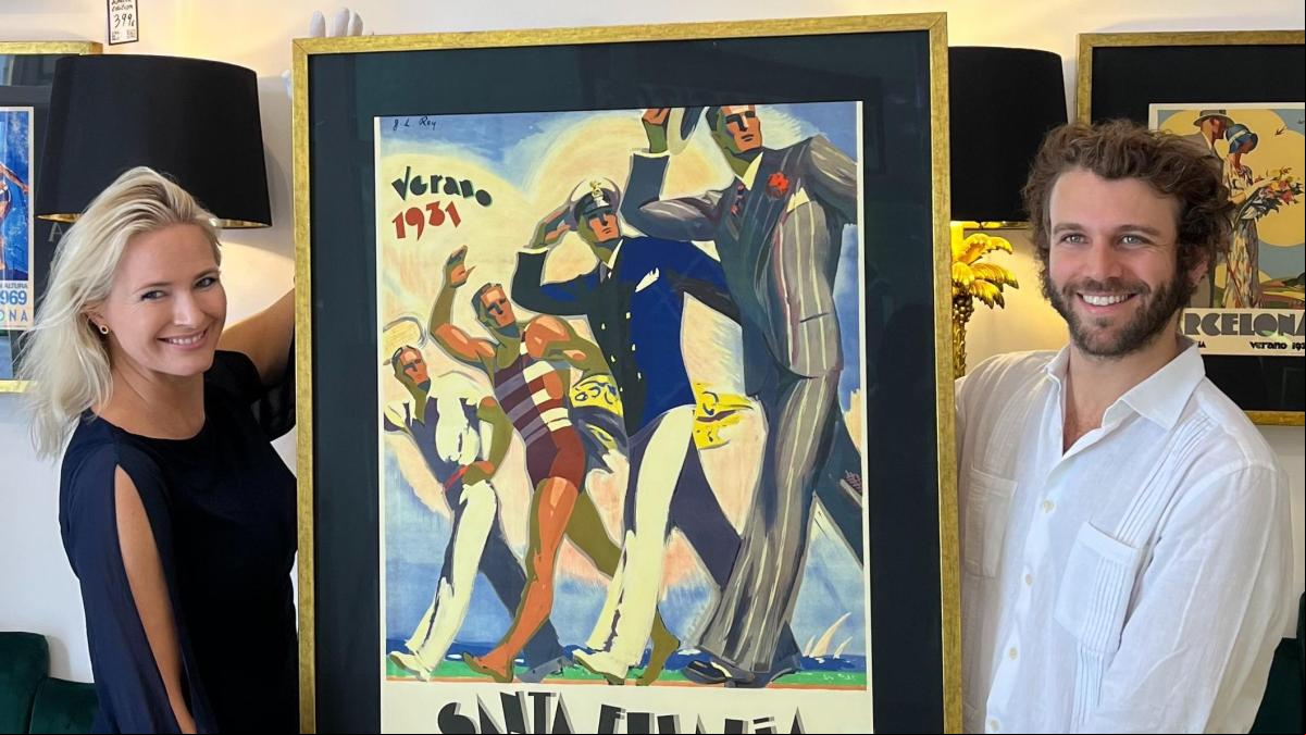 El colorido viaje de los carteles ‘vintage’ de Meg Gage aterriza en Barcelona