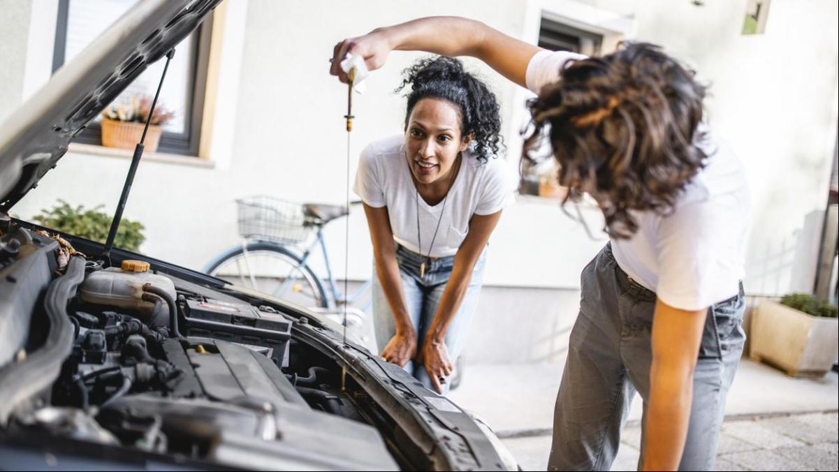 Así puedes cambiar y reciclar tú mismo el aceite del coche para ahorrar en la factura del taller