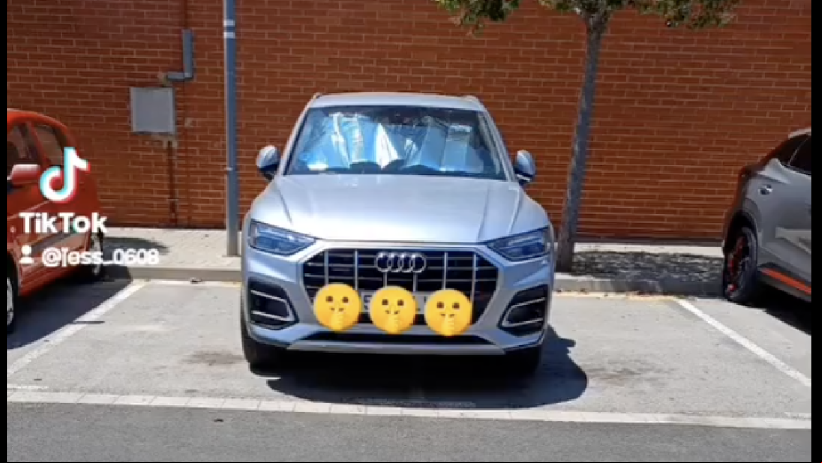 Aparca mal su Audi en la calle y los vecinos le decoran el coche: “Parece que a la señora no le ha hecho mucha gracia”