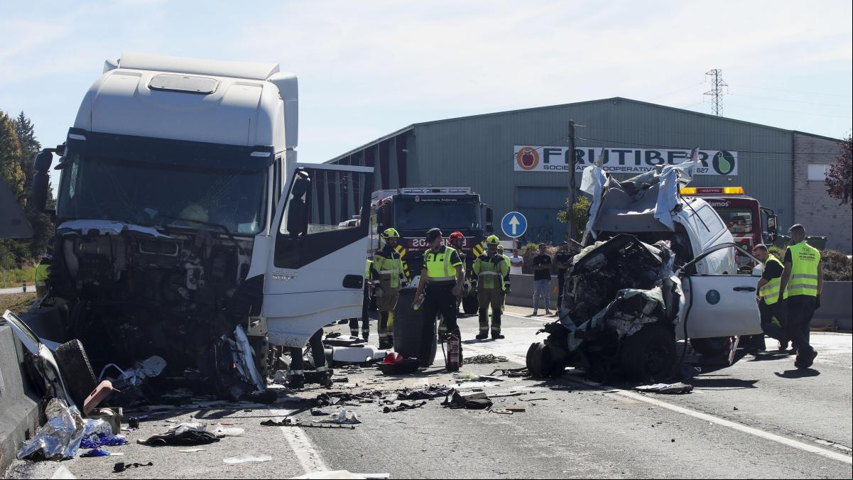Un choque entre un camión y una furgoneta deja al menos tres muertos y dos heridos en León