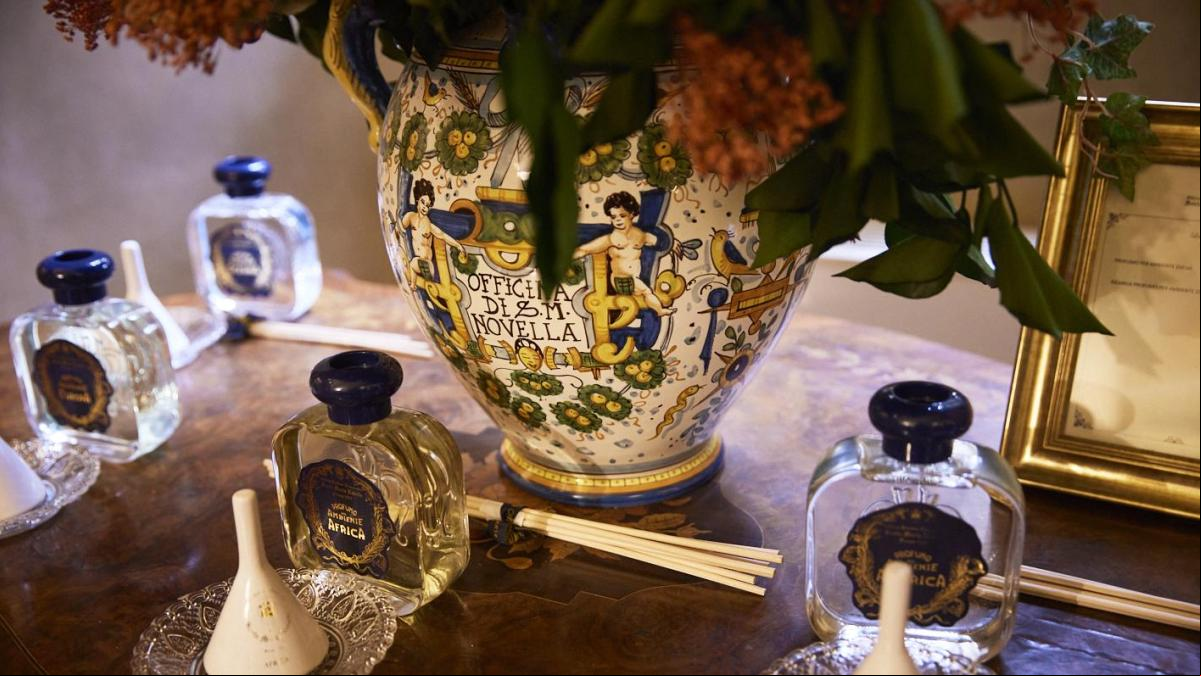 La farmacia con nueve siglos de historia que perfuma al mundo desde Florencia
