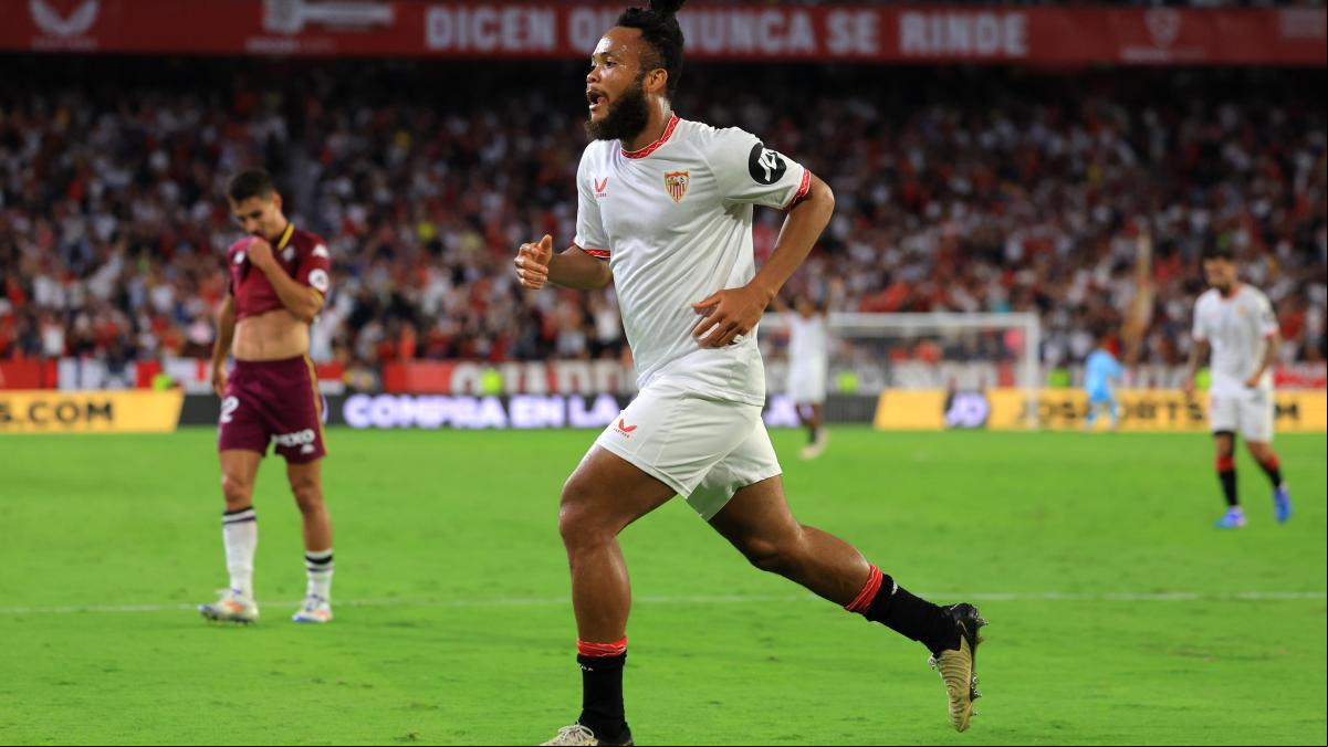 El Sevilla toma aire ante el Valladolid (2-1) y el Valencia se atasca frente al Osasuna (0-0)