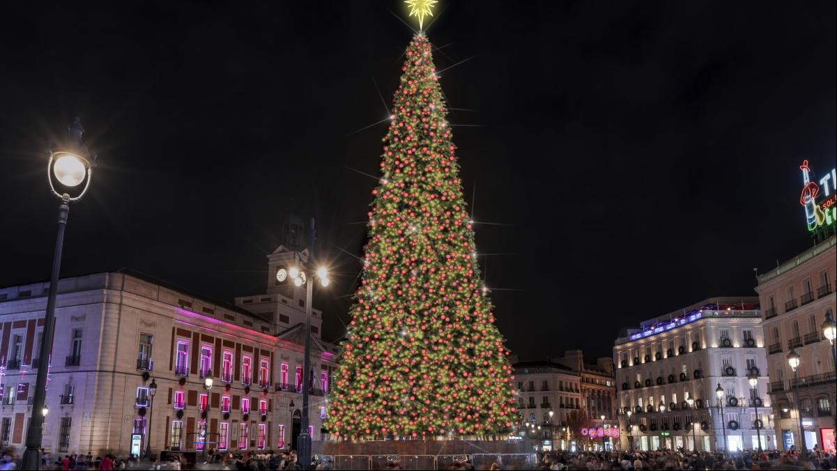 Arranca la Navidad en Madrid con 7.100 cadenetas de luces, 12 millones de bombillas, 121 cerezos y 12 abetos luminosos