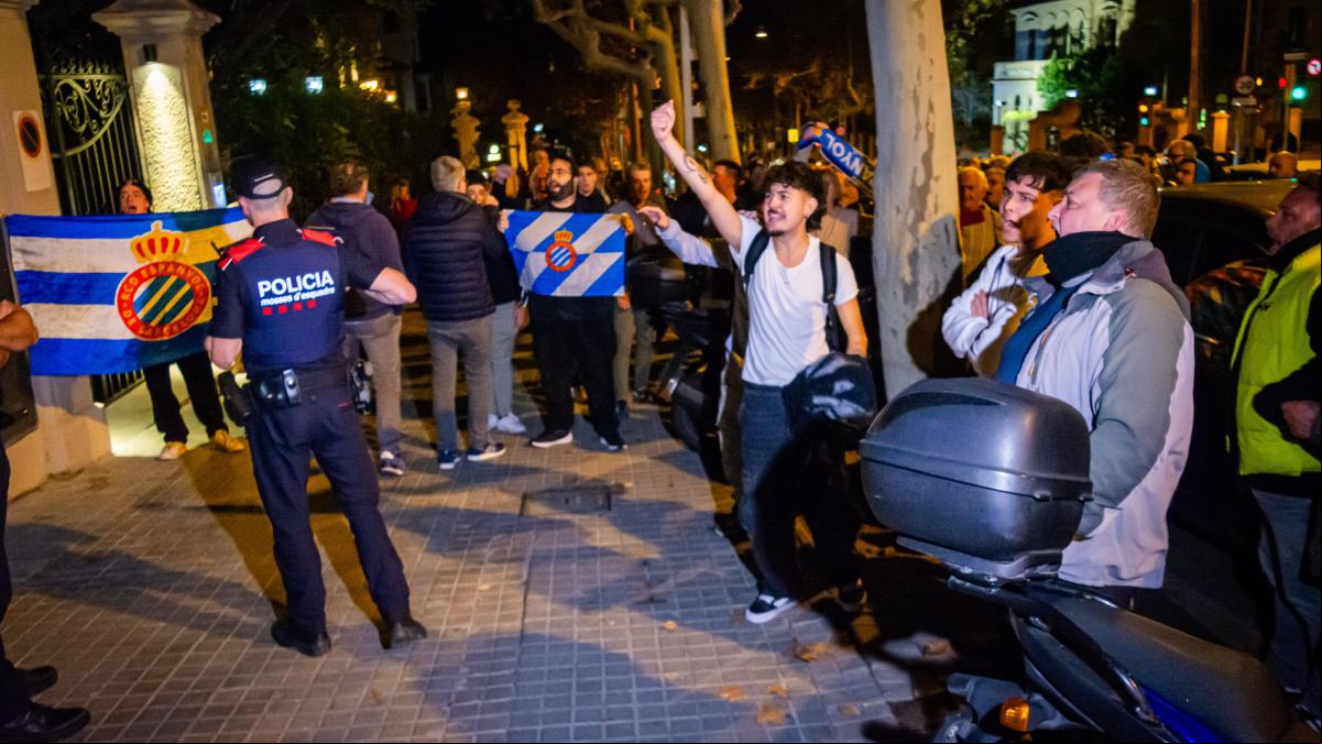 Unos 200 aficionados del Espanyol se manifiestan contra Chen Yansheng