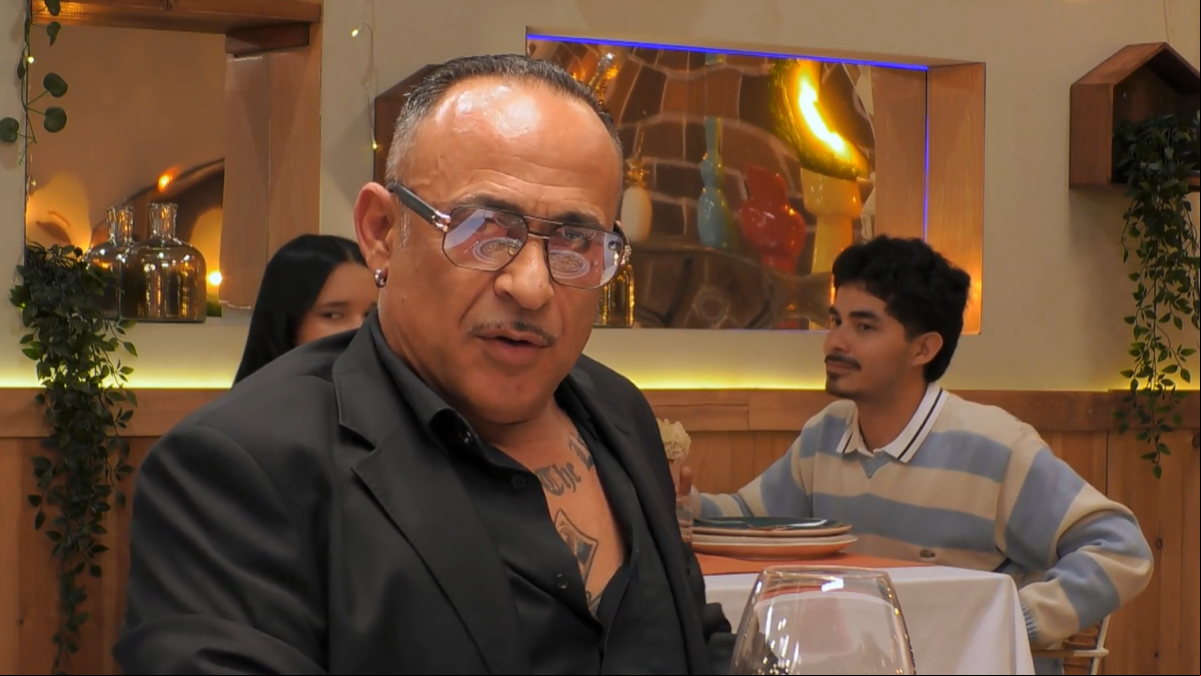 Un soltero acude a First Dates con una biblia y desvela su requisito esencial para encontrar el amor: Que le encanten los juegos de alcoba