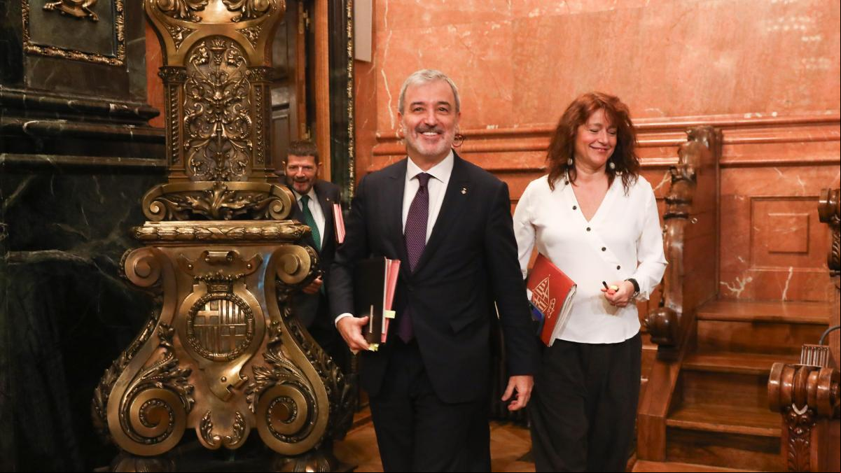 Collboni salva el órdago de los comunes y consigue aprobar sus ordenanzas fiscales
