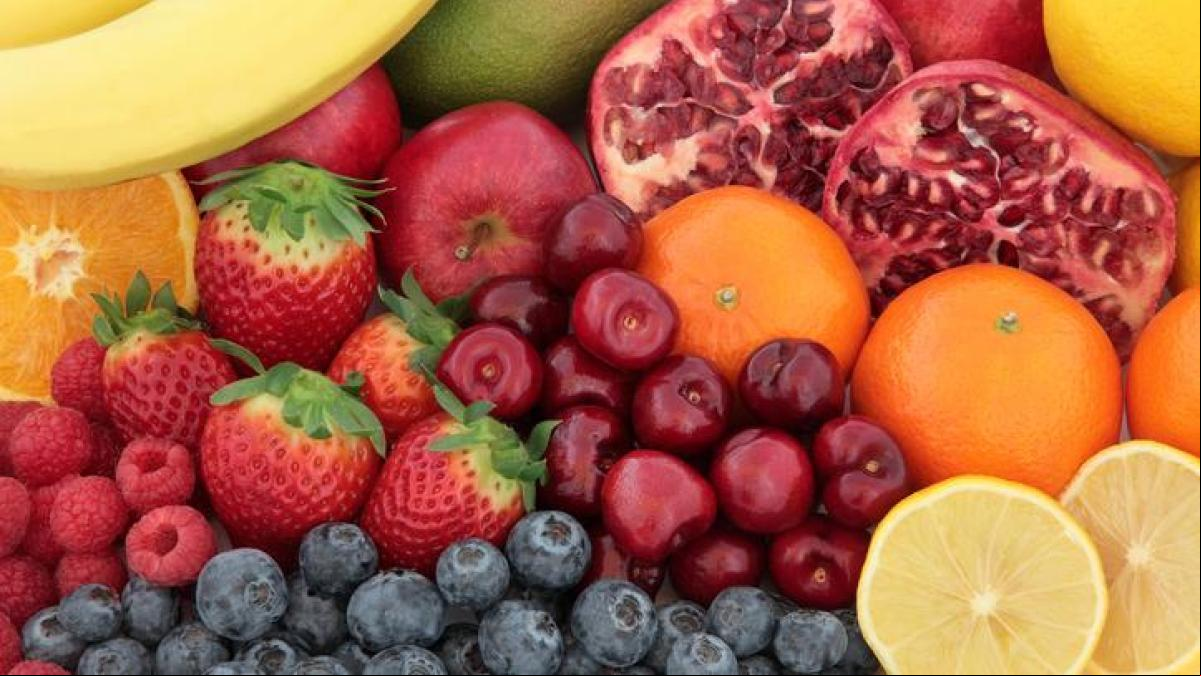 Oro rojo: la superfruta llena de vitamina C y magnesio que reduce el insomnio, según los expertos